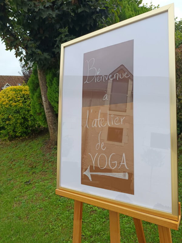affiche indiquant la salle de yoga au Domaine de la Poignardière, Châtillon-sur-Indre